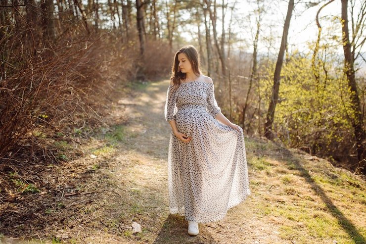 15 Plus Size Pregnancy Outfits for Winter
